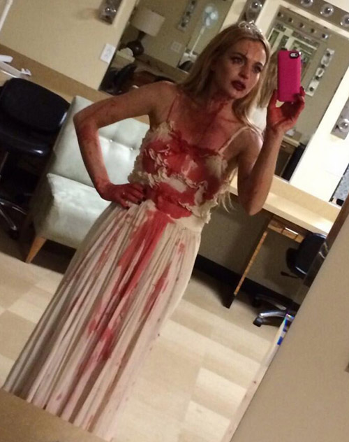  …ma con meno spargimento di sangue per Lindsay Lohan al party di Halloween 