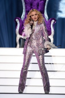 È aspramente criticata perché non reputata all'altezza di tributare Prince, come avvenuto sul palco dei Billboard Music Awards 2016